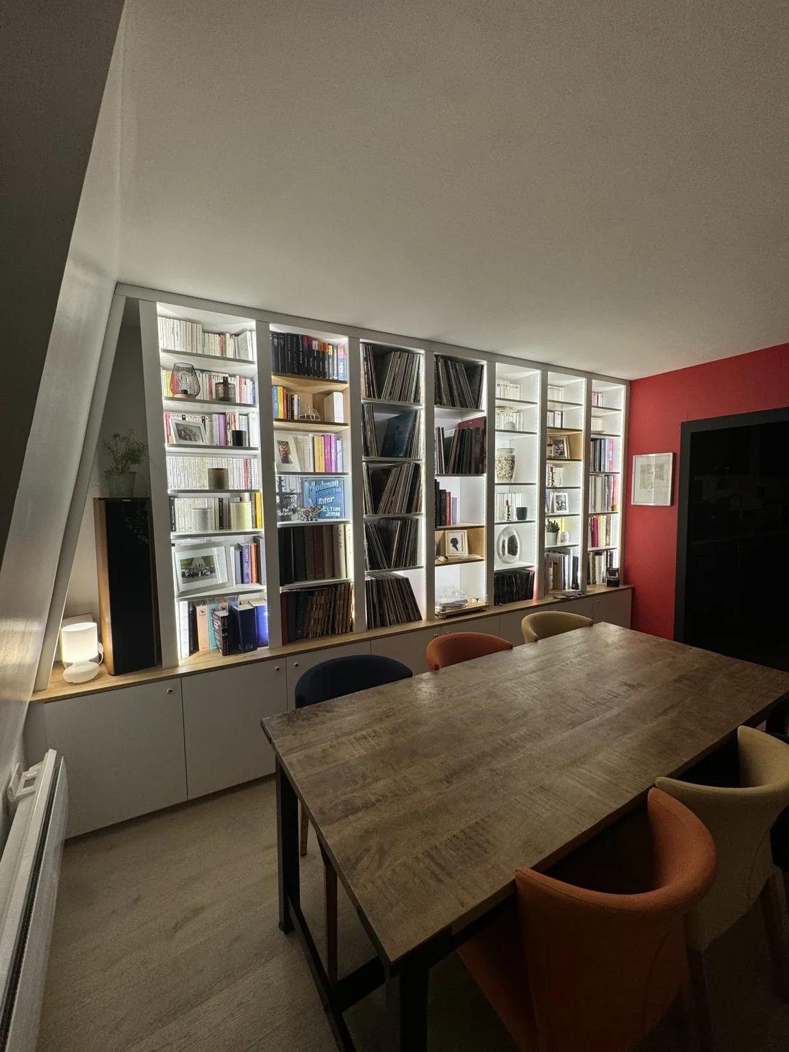 Bibliothèque murale sur mesure avec éclairage intégré