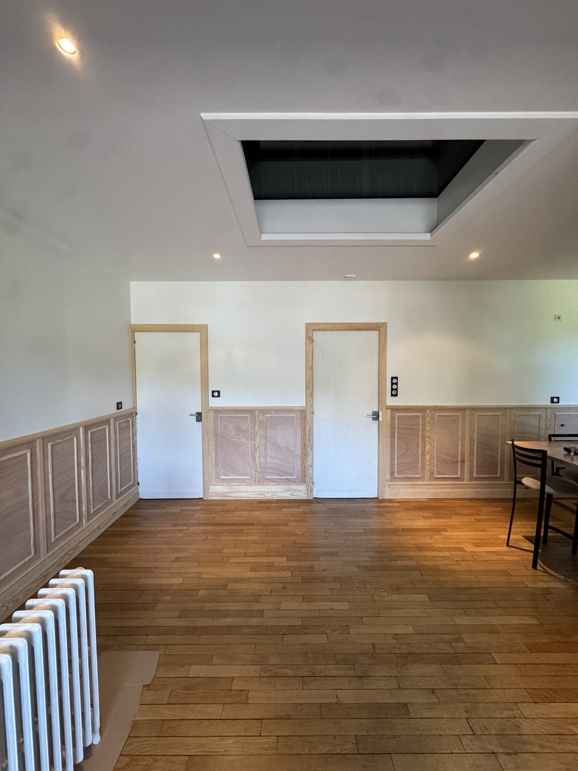 Soubassement décoratif en bois et encadrements de portes assortis