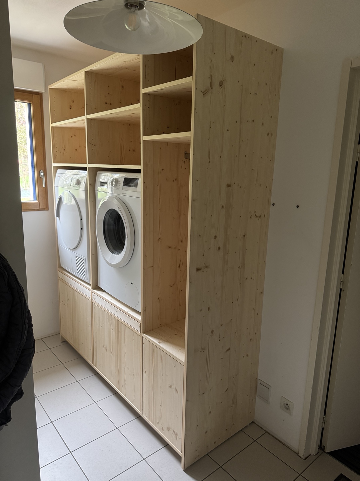 Rangement en bois clair avec emplacement pour lave-linge et sèche-linge