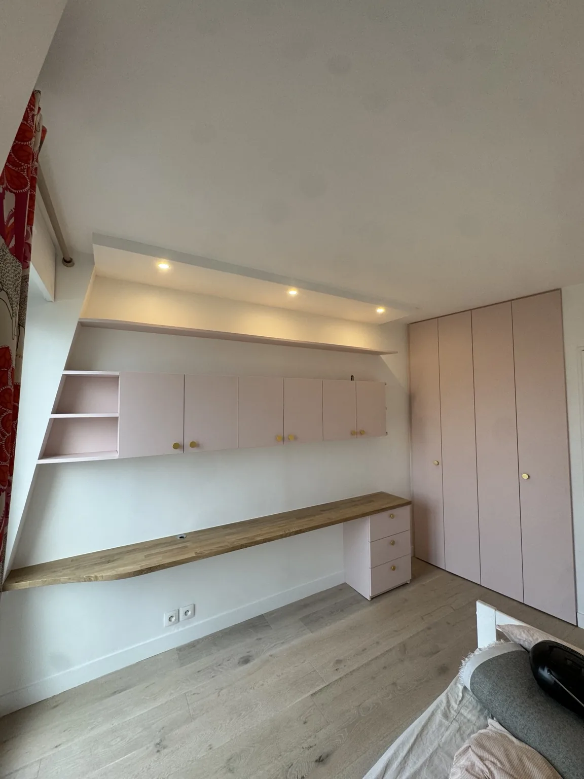 Bureau et rangements intégrés dans une chambre