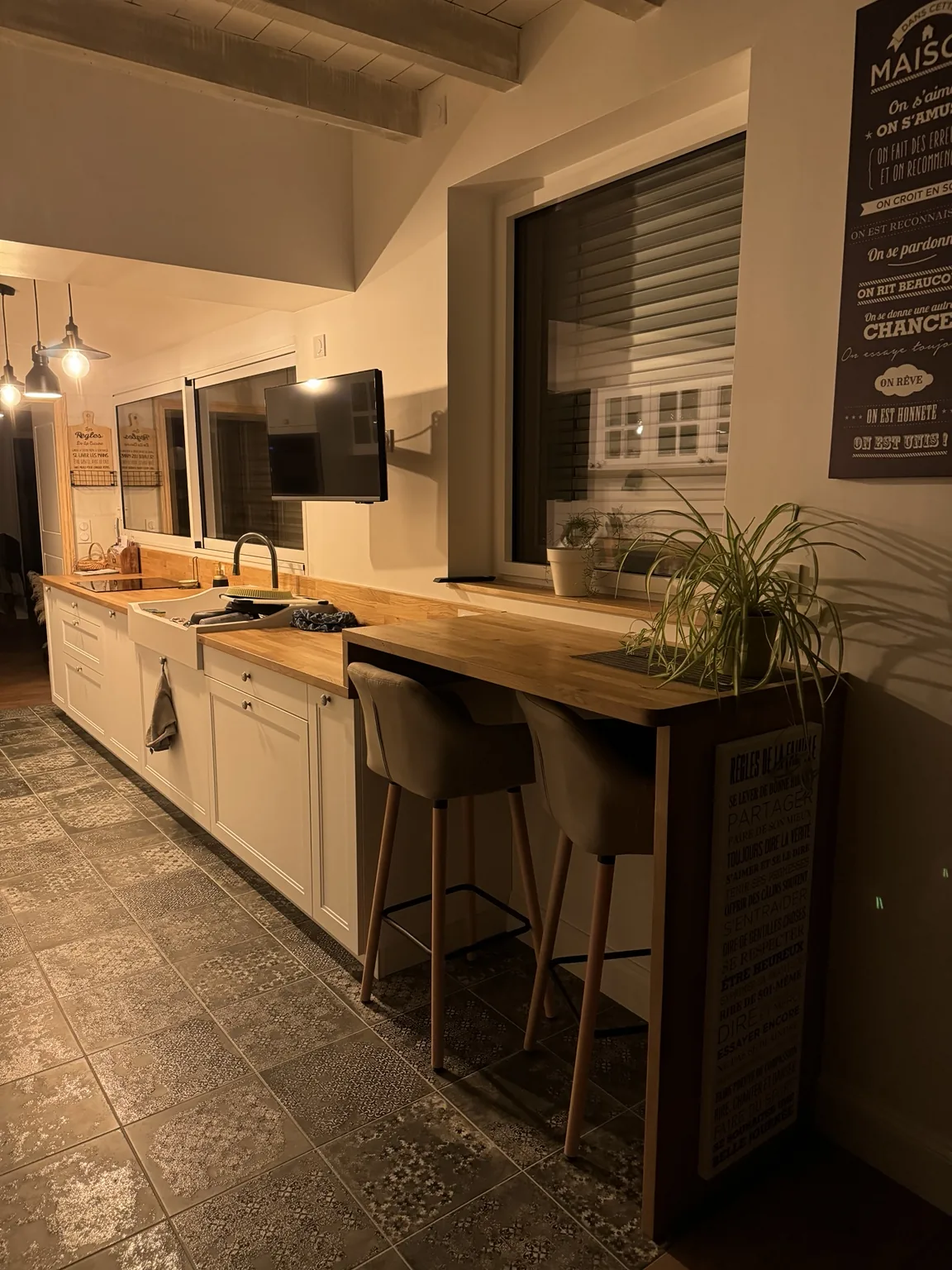 Cuisine aménagée avec plan de travail en bois