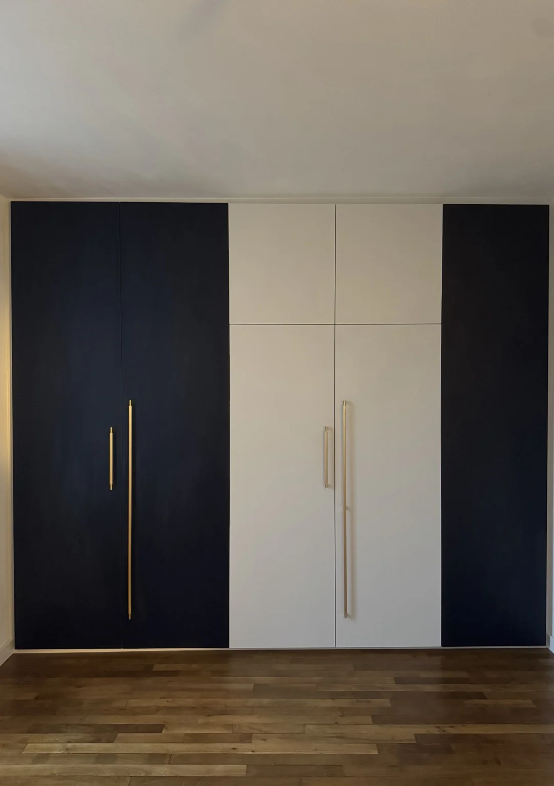 Dressing sur mesure bleu profond et clair, avec poignées dorées