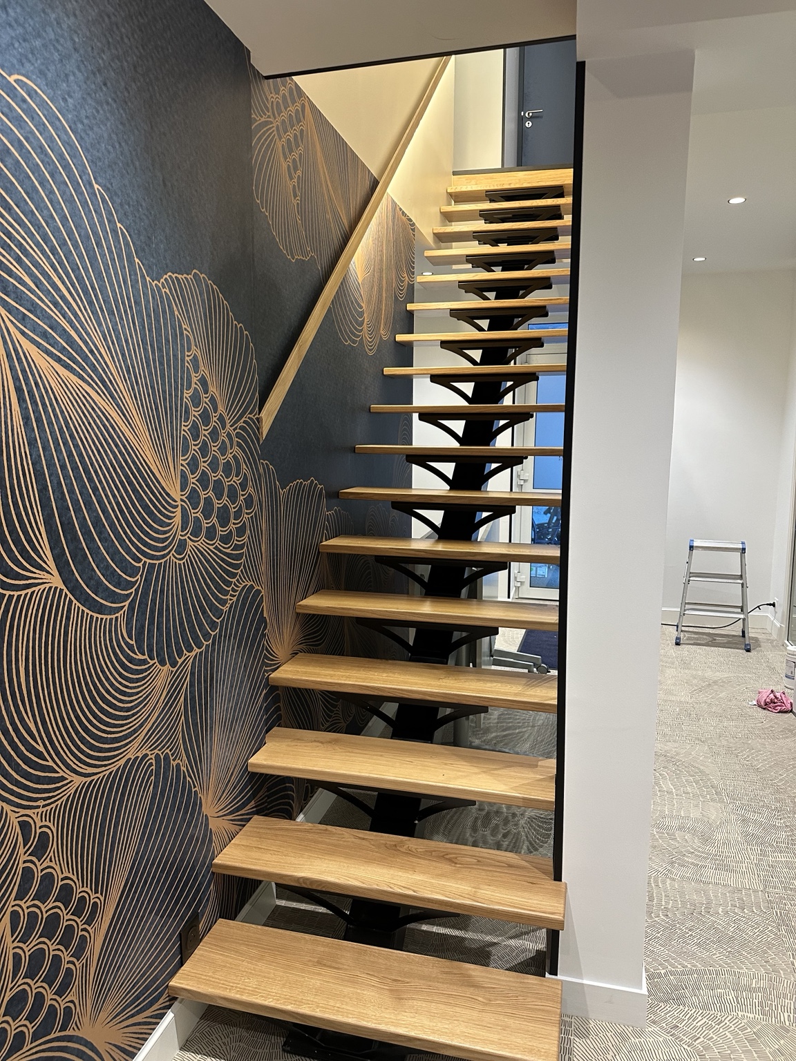 Escalier intérieur en bois et métal avec main courante éclairée