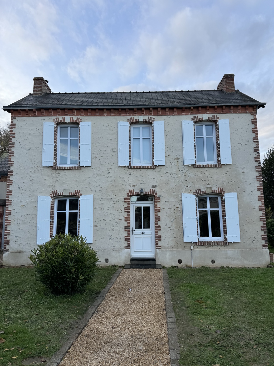 Façade avec fenêtres blanches et volets battants