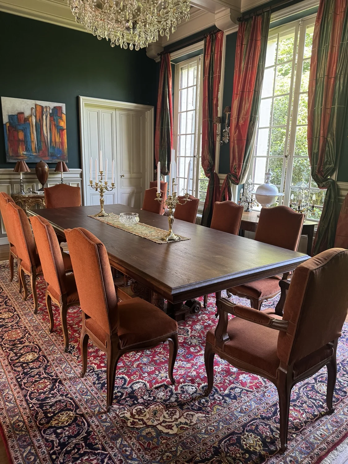 Table en chêne réalisée par Menuiserie Cadeau dans une salle à manger