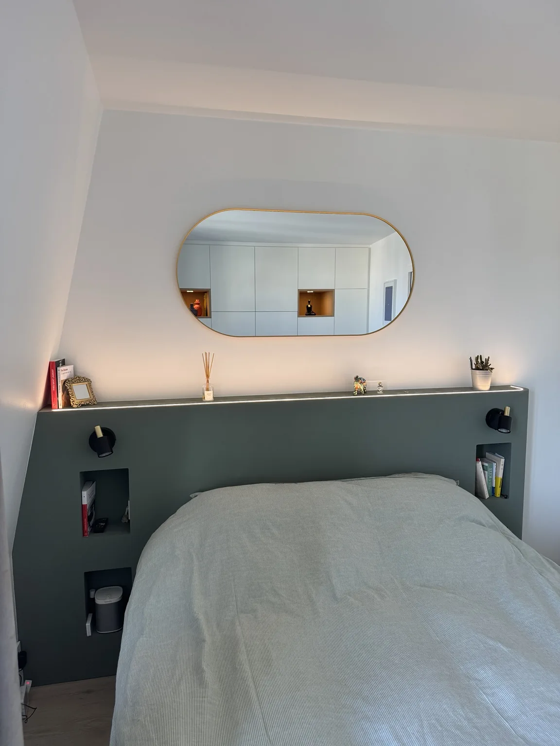 Tête de lit avec rangements et éclairage